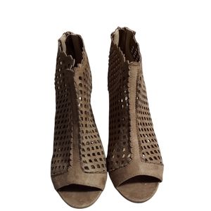 Bruno Valenti Strappy Cut Out Tan Heels Size 8M Y2K Party Suede Brunch Office